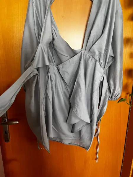 Šedé šaty ASOS Design s výstřihem,  3