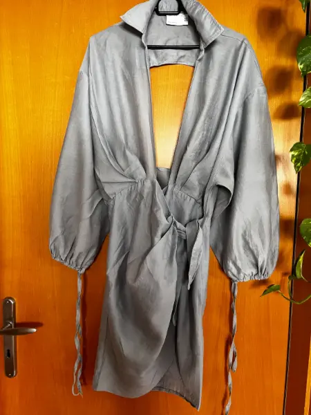 Šedé šaty ASOS Design s výstřihem, 
