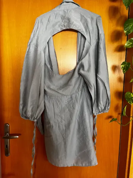 Šedé šaty ASOS Design s výstřihem,  5