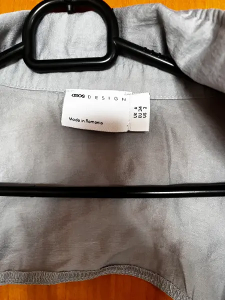 Šedé šaty ASOS Design s výstřihem,  4