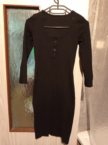 Černé dámské šaty s knoflíky