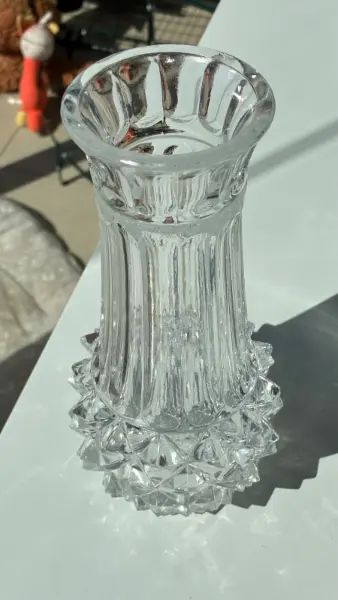 Elegantní skleněná váza s broušeným vzorem 2