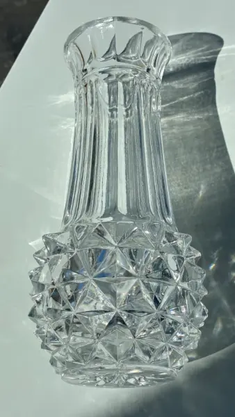 Elegantní skleněná váza s broušeným vzorem 4