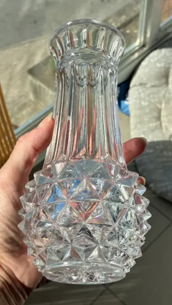 Elegantní skleněná váza s broušeným vzorem 12