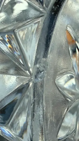 Elegantní skleněná váza s broušeným vzorem 8