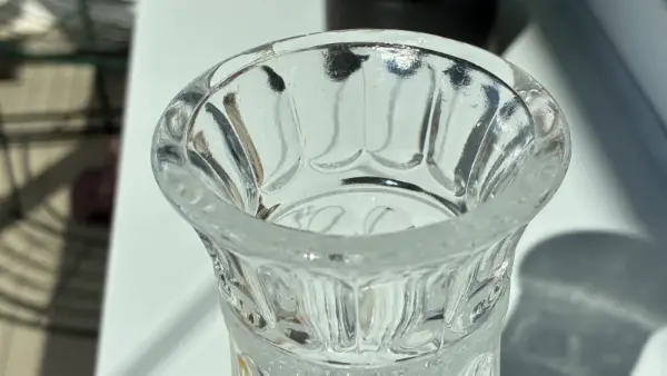 Elegantní skleněná váza s broušeným vzorem 3