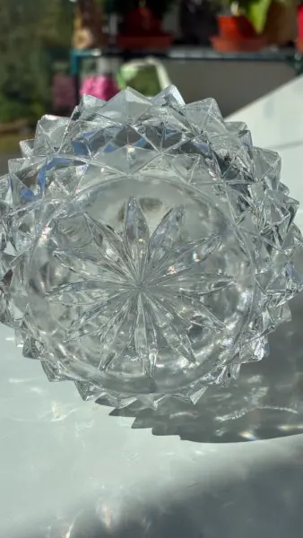 Elegantní skleněná váza s broušeným vzorem 5