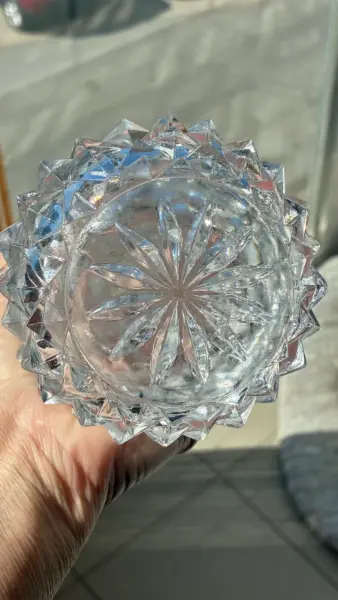 Elegantní skleněná váza s broušeným vzorem 10