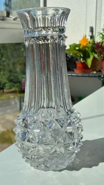Elegantní skleněná váza s broušeným vzorem
