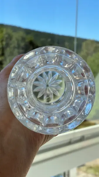 Elegantní skleněná váza s broušeným vzorem 11