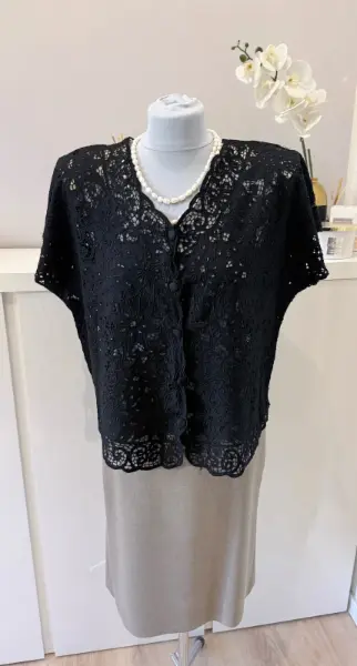 Černý krajkový top s knoflíky 5