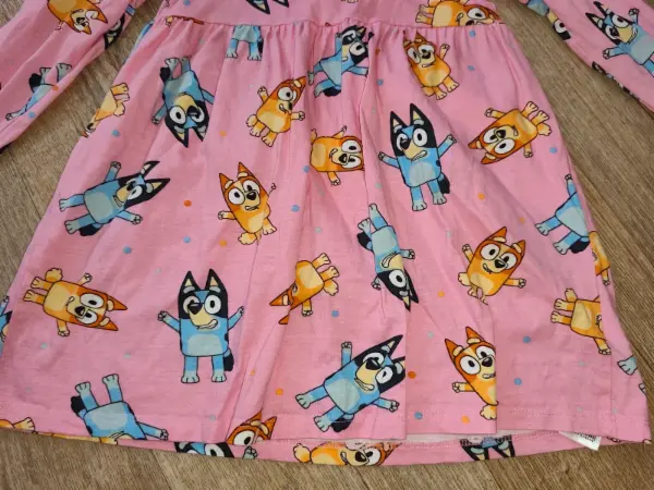Dívčí šaty Bluey 122 + jedny zdarma  3