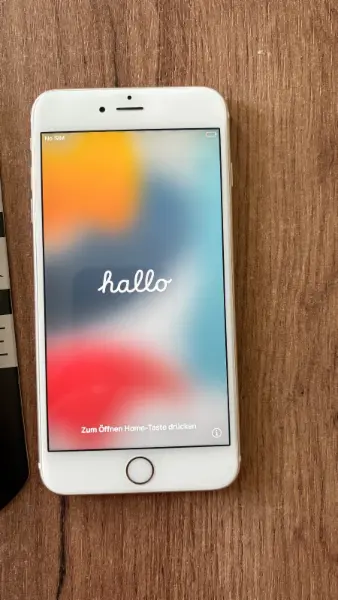 iPhone 6s Plus se sadou krytů a ochranným sklem 2