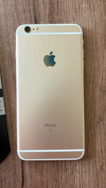 iPhone 6s Plus se sadou krytů a ochranným sklem 3
