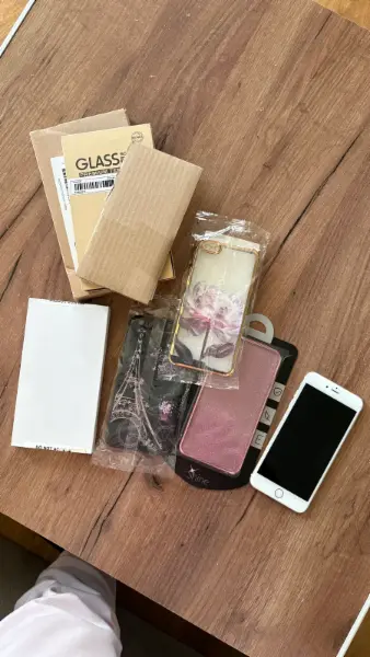 iPhone 6s Plus se sadou krytů a ochranným sklem