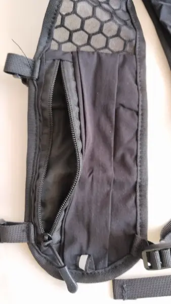 Běžecká vesta s kapsami 6