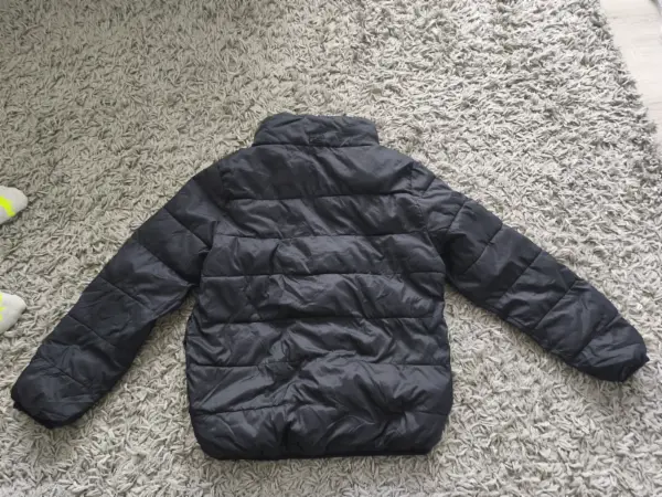 Černá dětská prošívaná bunda H&M 3