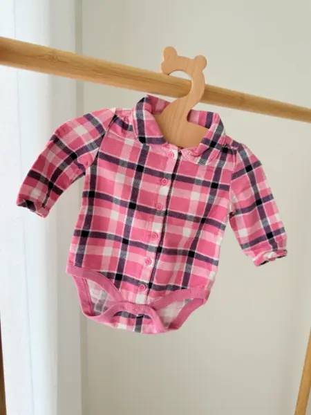 Dětské body s límečkem, růžová kostka, 0-3 měsíce