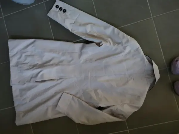 Dámský elegantní kabát, béžový s černým lemováním 3