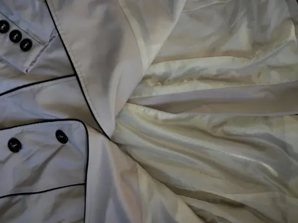Dámský elegantní kabát, béžový s černým lemováním 2