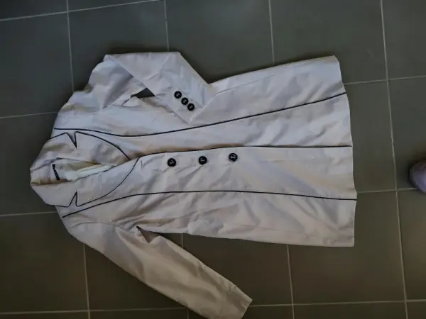 Dámský elegantní kabát, béžový s černým lemováním