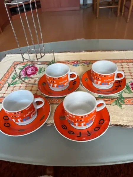Set 4 hrnků a podšálků 3