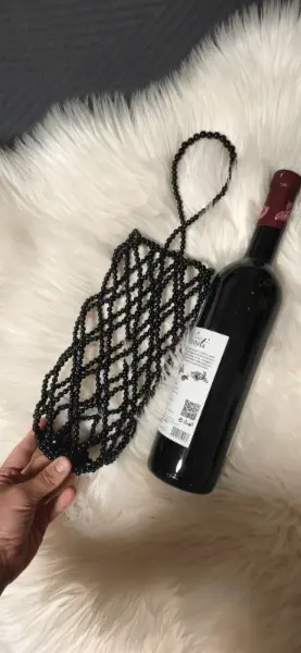 Elegantní korálkový obal na láhev vína