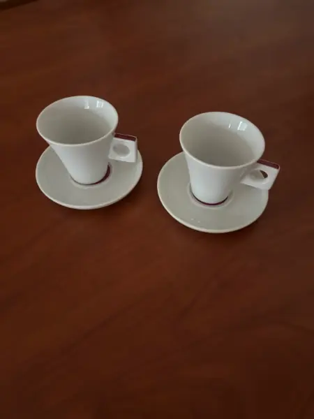 Dva elegantní šálky s podšálky 2