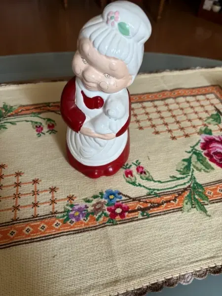 Keramická figurka babičky 2