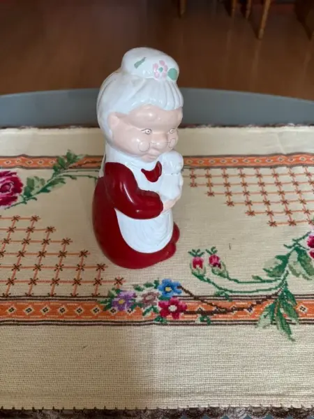 Keramická figurka babičky
