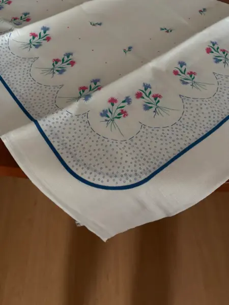 Bílý ubrus s květinovým vzorem