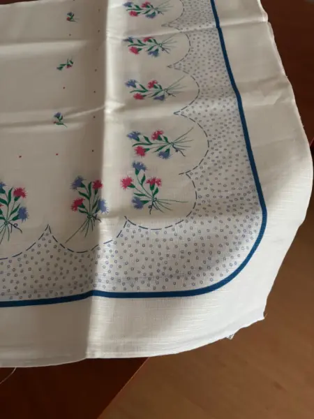 Bílý ubrus s květinovým vzorem 3