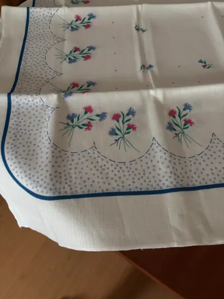 Bílý ubrus s květinovým vzorem 2