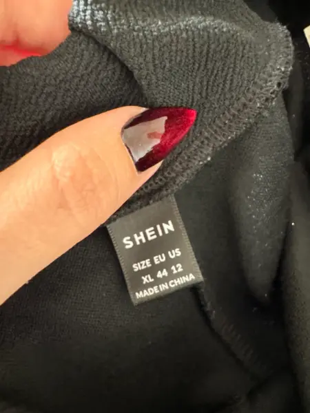 Černé kalhoty SHEIN se zlatými knoflíky 3