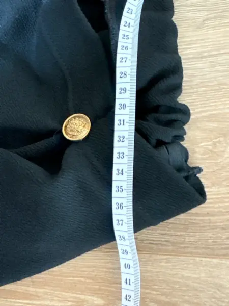 Černé kalhoty SHEIN se zlatými knoflíky 7