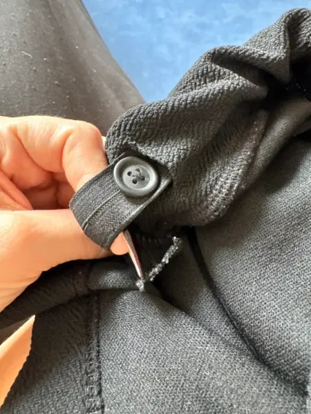 Černé kalhoty SHEIN se zlatými knoflíky 5