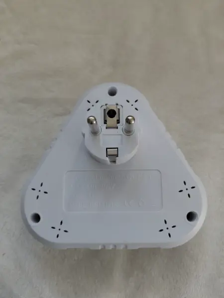 Trojúhelníkový adaptér do zásuvky s USB a USB-C porty 2