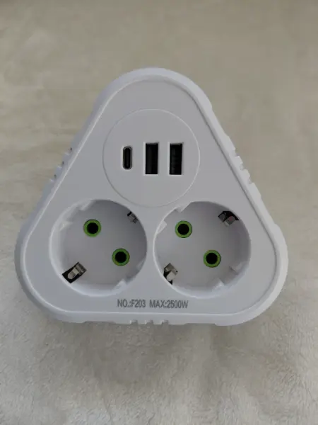 Trojúhelníkový adaptér do zásuvky s USB a USB-C porty