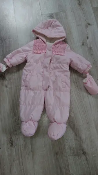 Dětská růžová zimní kombinéza s kapucí a rukavičkami 3