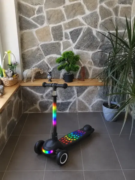 Dětská svítící koloběžka se 3 koly nová 