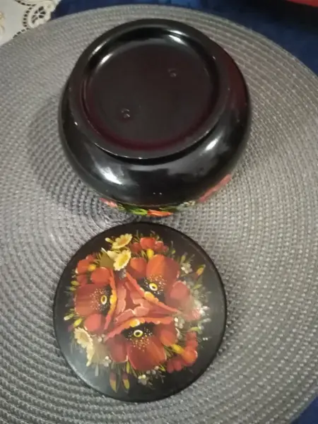 Ručně malovaná kovová dóza s květinovým motivem 4