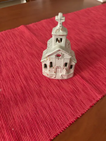 Porcelánový svícen kostel