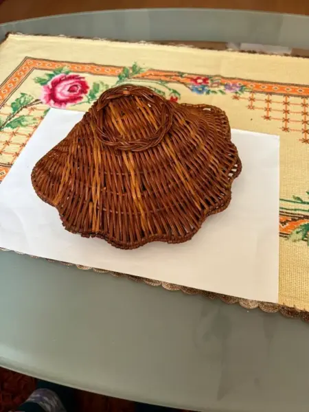 Proutěná dekorativní miska ve tvaru mušle