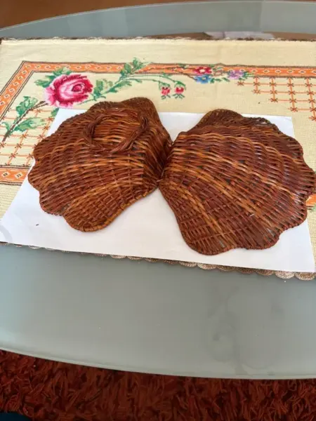 Proutěná dekorativní miska ve tvaru mušle 2