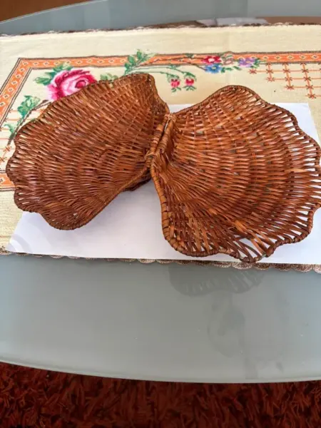 Proutěná dekorativní miska ve tvaru mušle 3