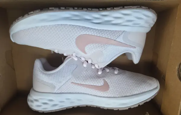 Dámské běžecké boty Nike Revolution 6 NN, vel. 37.5 6