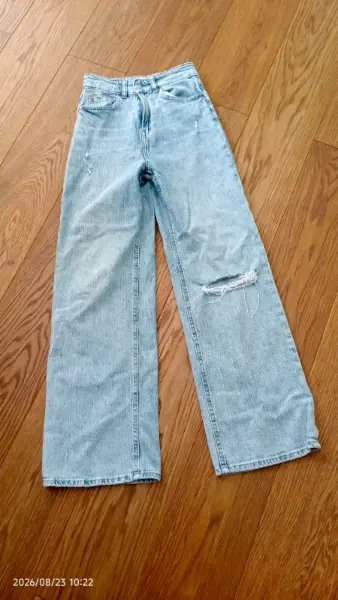 Světle modré džíny H&M s dírou na koleni, vel 34