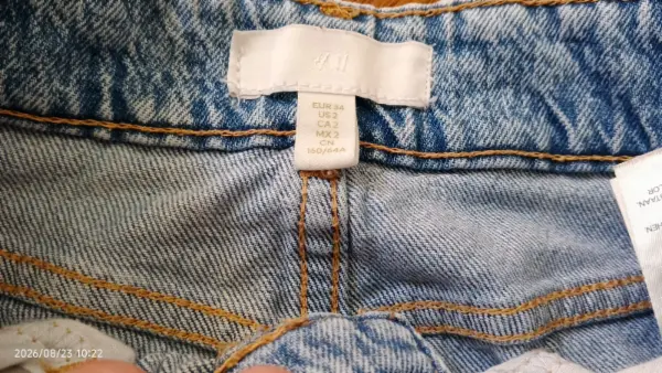 Světle modré džíny H&M s dírou na koleni, vel 34 2