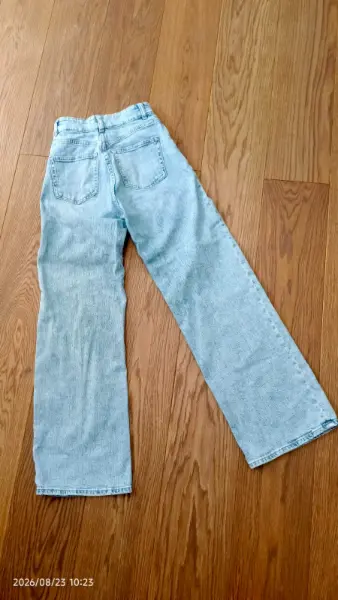 Světle modré džíny H&M s dírou na koleni, vel 34 3