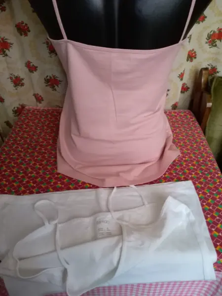 Dvě minimálně nošená pružná tílka 5